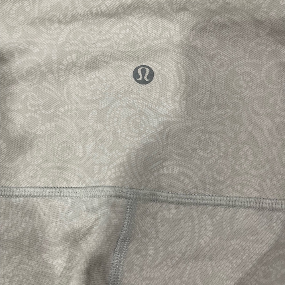 Lululemon patterned cropped, soft and comfy size 4, so cute
